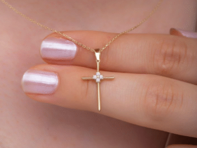 Χρυσός Σταυρός Γυναικείος με Κεντρικές Λαμπερές Πέτρες