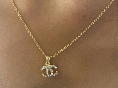 Λαμπερό Χρυσό Κολιέ με Διακριτικό Μενταγιόν