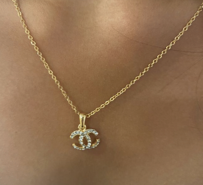 Λαμπερό Χρυσό Κολιέ με Διακριτικό Μενταγιόν